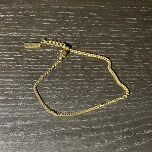 Guld Armband - Cond: 10/10 Strlk: 18-20cm/1.8mm - 20-22cm/1.8mm Skriv till oss vilken storlek du önskar. Material: Rostfritt stål 