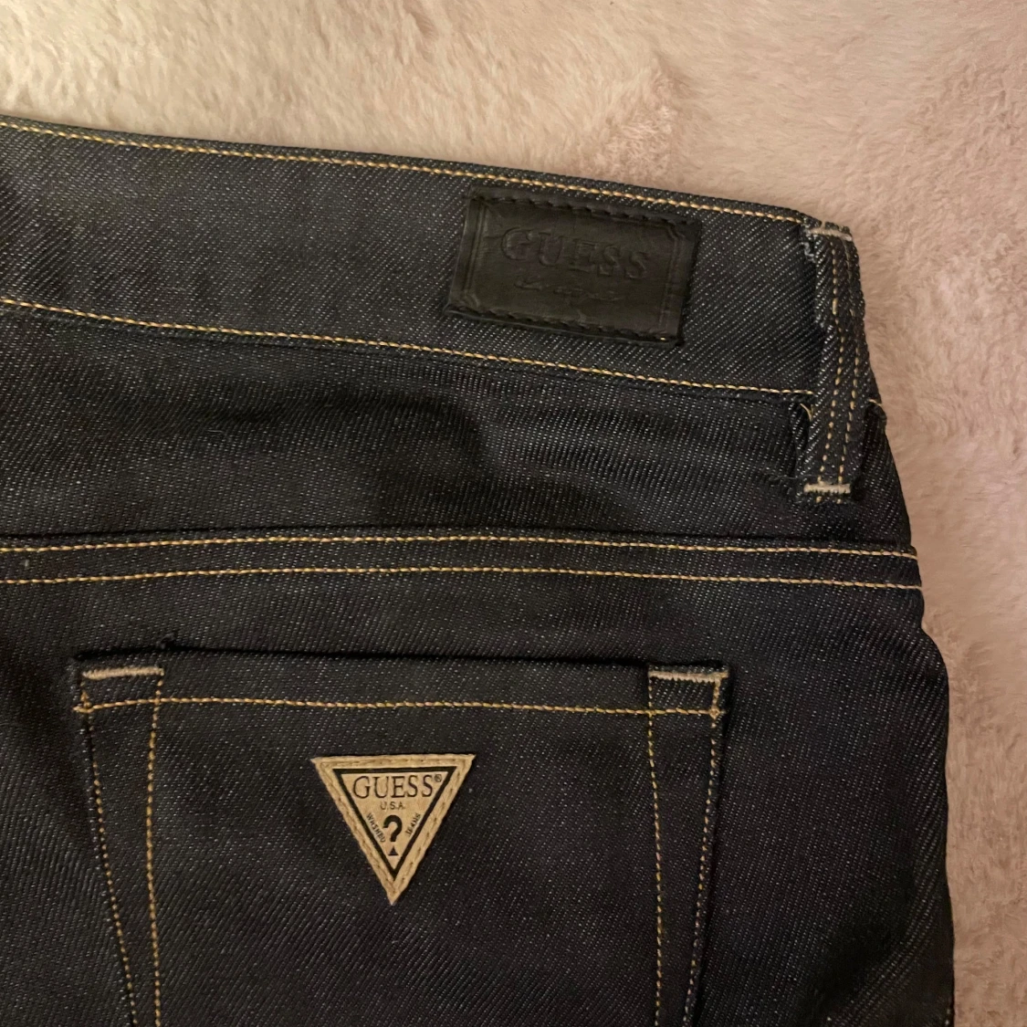 Mörkblå Lågmidjade  jeans från Guess - 4