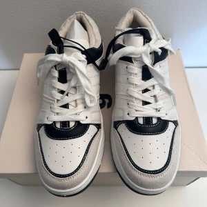 Svartvita sneakers  - Säljer ett par helt nya sneakers från Gina tricot. Storlek 39, Aldrig använda!! Köparen står för frakten!❤️