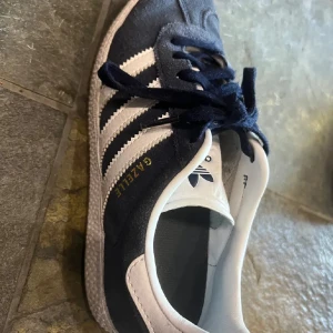 Adidas Gazelle sneakers i blått och vitt - Jättefina gazelle skor i marinblå. Nyskick