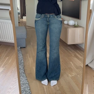 Lågmidjade jeans - Sjukt snygga jeans från Promod! Står strlk 42 men definitivt små i storleken!! Jag är 177cm💕midja: 43 innerben:81