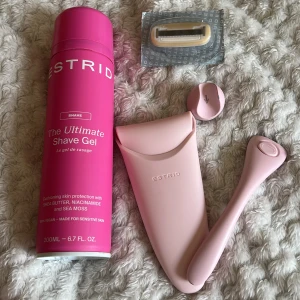 Säljer ett litet Estrid kit🍓🫶🏼🙌🏼😍 - Jag säljer estrid ”the ultimate shave gel” sedan en ljusrosa rakhyvel med 1 rakblad som tillkommer, sedan även ett ljusrosa fodral till rakhyveln så du säkert kan ta med den när du reser👏🏼🥰Till sist är det en ljusrosa sugpropp som sätts ex i duschen där du vill sätta upp rakhyveln😍😍🍓Skric privat för frågor och extra bilder!!  De två sista bilderna visar lite slitage på rakhyvel och sugpropp men helhetsintrycket är fint och man tänker inte på de små skråmor 👏🏼