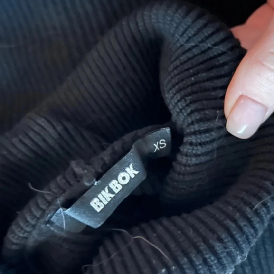 Svart ribbad polotröja från Bik Bok - 2