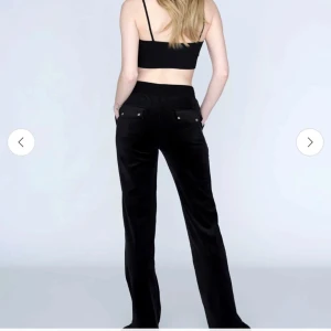 Juicy byxor  - Säljer dessa svarta juicy byxor eftersom de passar inte mig. En av metall grejerna har gått av och en knapp har också gått av men jag har sytt en likadan knapp på så det syns inte så mycket. Byxorna har varit klippt några centimeter så passar bra till nån som är cirka 160cm. Annars är de i bra skick och defekterna syns knappt. Kan gå ner i pris vid snabb affär🩷🩷🩷