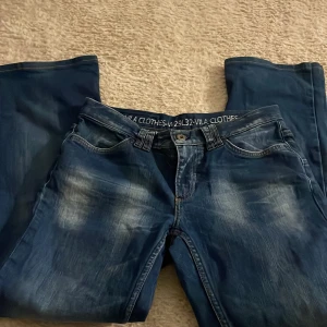 Blå jeans från Vila Clothes - Snygga blå jeans från Vila Clothes med en klassisk femficksdesign. De har en lätt tvättad look och en knappgylf. Är midwaist/lowwaist. Jeansen är också raka men lite bootcut vid benen😊💓.