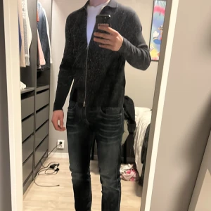 Mörkblå tröja med dragkedja från Samsøe Samsøe - Snygg svart tröja från Samsøe Samsøe med dragkedja och krage. Storlek S och nypris ligger på 1500kr. 