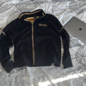 Svart Hugo boss kofta - Säljer min svarta Hugo boss kofta! Använt par gånger. Storlek M men rekommenderar storlek S ifall du bär storlek M