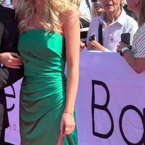 Balklänning grön - Grön balklänning i satin köpt på Johans Högtidskläder i Göteborg. Endast använd en gång, nypris 4000kr. Storlek 34