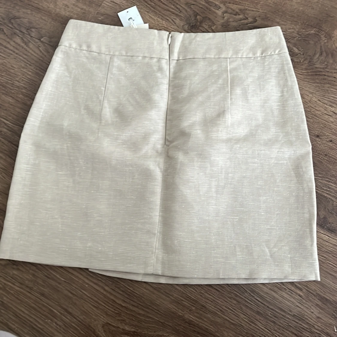 Beige kjol med slits - 1