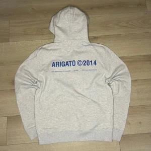 Axel Arigato Hoodie - Säljer en grå hoodie från arigato, storlek S, nyskick.