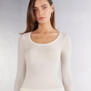 Vit intimissimi tröja - Snygg vit intimissimi tröja i storlek S. Skriv gärna för fler bilder 💙. Original pris 500kr