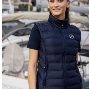 Pelle p väst marinblå - Jag har 2 st marinblå västar som aldrig är använda dom har även prislappar kvar. Om ni vill ha fler bilder så kan ni skriva privat. Nypris 1500