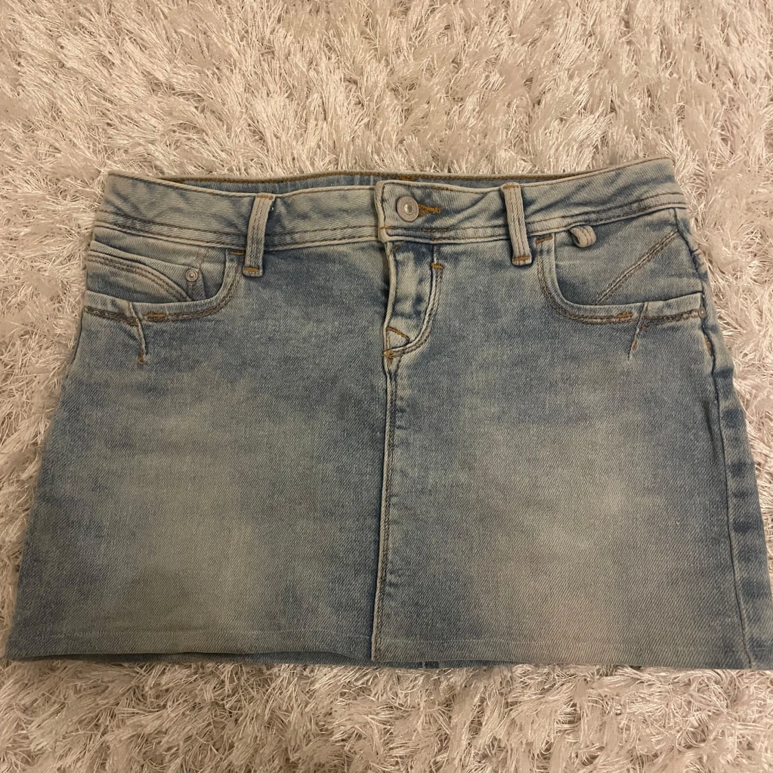 ljusblå lågmidjad jeanskjol 