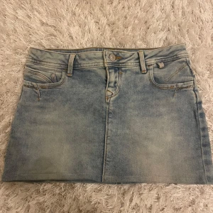 ljusblå lågmidjad jeanskjol  - Sååå snygg o har bara använt ca 3 gånger. Köpte den i slutet av förra sommaren så den är fortfarande ganska ny. Säljer pga att den inte kommer till användning💞