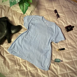 Ljusblå t-shirt från SBN Sister - Säljer en enkel och stilren ljusblå t-shirt från SBN Sister. Perfekt för en avslappnad look. T-shirten har korta ärmar och är tillverkad i ett mjukt material. Storlek M mem skulle kunna vara en L!  Öppen för prisförslag 