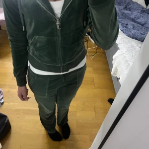 Grönt Juicy Couture Set - Säljer dehär settet, går också att köpa separat 600kr för tröjan och 700kr för byxorna. Byxorna är ganska långa har storlek XS i dem och jag är 170cm. Tröjan är i storlek S. Har inte använt detta set så mycket. Bra skick förutom att metall grejerna på snöret på byxorna har gått av men det är inget jag tänker på. 