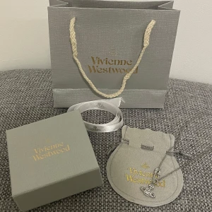 Vivienne Westwood halsband  - Säljer detta fina och eftertraktade halsband. Du får med allt som syns på bilden, dvs. påsen, smyckeslådan, dustbag och rosetten. Helt nytt och aldrig använt. Pris kan diskuteras vid snabb affär 🤍✨