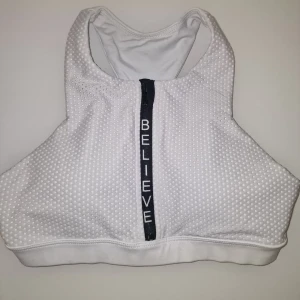 Vit sportbh - Snygg vit sportbh alternativ sportbikini beroende på hur man vill använda den med texten BELIEVE framtill. 