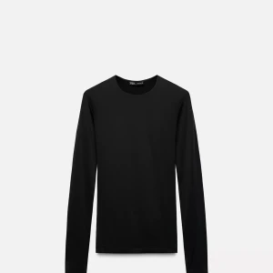Svart långärmad tröja från Zara - Säljer en stilren svart långärmad tröja från Zara. Perfekt för lager-på-lager eller som den är. Enkel design med rund halsringning.