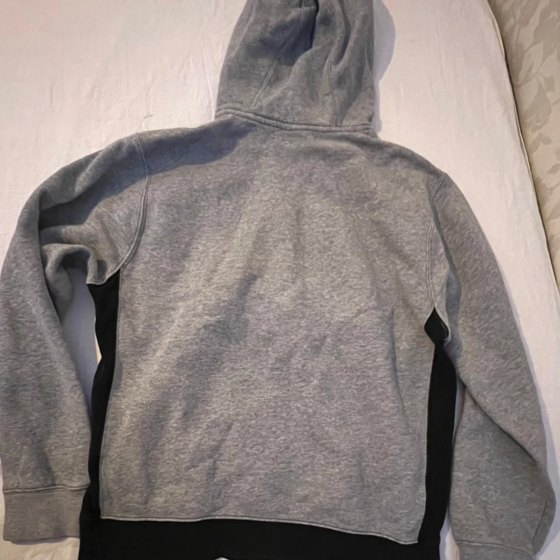 Grå och svart hoodie från Nike - 1