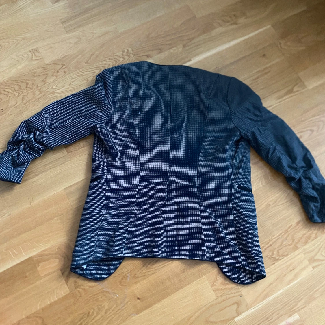 Svartvit kavaj med diskret mönster - 1