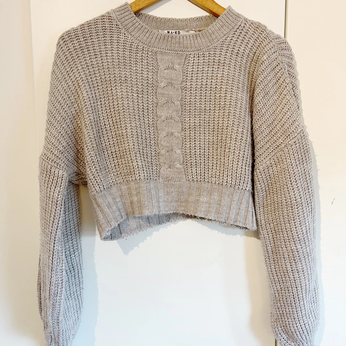 Beige stickad croppad tröja från NA-KD - 1