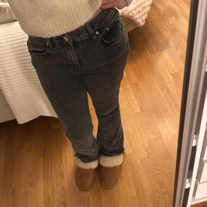 Grå jeans från gina, helt oanvända💞 - Snygga grå jeans från gina tricot, i perfekt jeans med en klassiska fickor. De har en bootcut passform och är perfekta för en avslappnad stil. Jeansen har en bekväm lowwaist och är tillverkade i ett slitstarkt material.