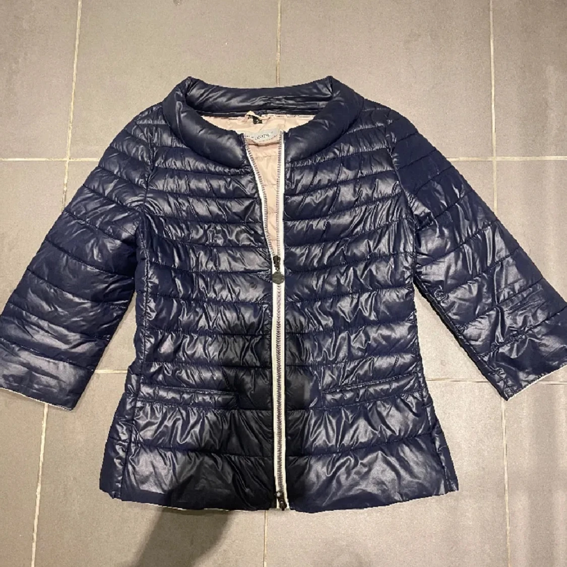 Mörkblå pufferjacka med dragkedja - 3