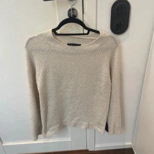 Beige stickad tröja - Mysig beige stickad tröja med rund hals och långa ärmar. Perfekt för kyligare dagar och enkel att matcha med olika outfits.