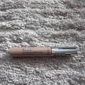 Blur Longwear Concealer medium - Säljer en Blur Longwear Concealer från Lumene i färgen medium. Den har en beige nyans och erbjuder full täckning. Perfekt för att dölja ojämnheter och ge en jämn hudton. Kommer i en smidig tub med silverfärgat lock. Helt ny och oöppnad🤍