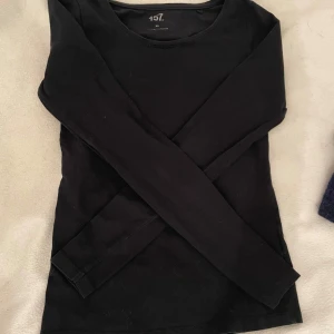 Svart tröja från lager 157 - Säljer den här svarta tröjan från lager 157 för att den är för liten. Skriv för frågor!💕