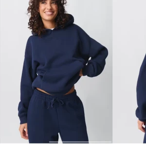 Gina Tricot  - Mörblått mjukiset från Gina. Byxorna är i storlek S och hoddien är i storlek XS. Kan också köpas separat.