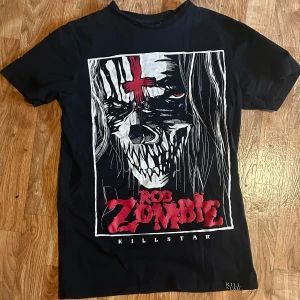 Rob Zombie tröja  - Officielt sammarbete mellan rob zombie och killstar. haft i flera år men i bra skick. det står S men jag brukar vara M och den är lite baggy på mig