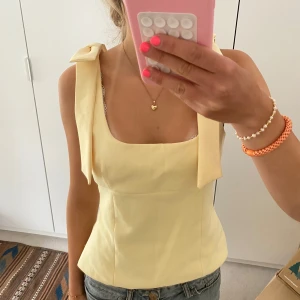 Gul topp Zara  - Gul topp från Zara! 