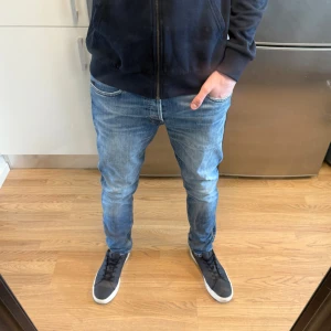 Jack & Jones Jeans - Sjukt snygga blåa Jack & Jones Slimfit/Glenn i fint skick. Storlek: W32/L32. Mått - Midja: 42,5cm Benlängd: 103,5cm. Hör av dig vid funderingar!🤩