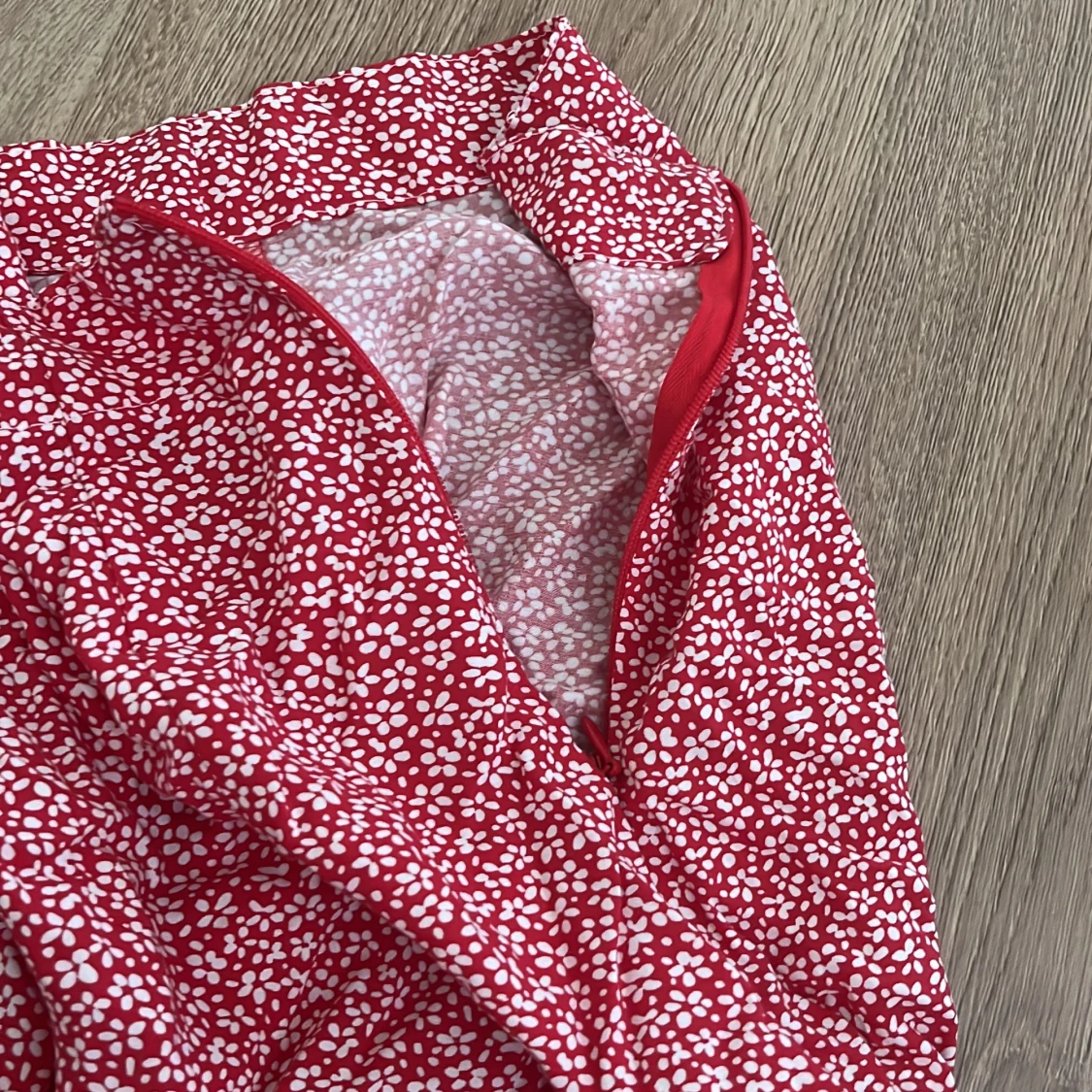 Röd långkjol med blommigt mönster - 3