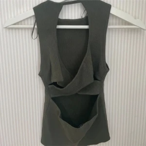 Ribbad grönt linnetopp från Zara - Använt 1 gång