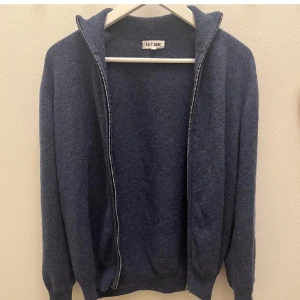 Blå kashmirkofta från Soft Goat - Blå kofta från Soft Goat. 100% kashmir. Storlek S.  Lappen är sönder på ena sidan men inget man märker.