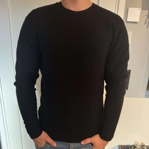Svart John Henric tröja  - Fin John Henric tröja i en svart snygg färg, väldigt bevkämt och lyxigt material för en extra touch på komfort i vardagen. Storlek S sitter som S/M. Väldigt bra skick, inte använd mycket! Priset ej hugget i sten, accepterar prisförslag. Frågor? Bara att höra av sig!