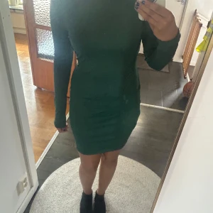 Grön tight klänning från SHEIN XS - Grön klänning med öppen rygg och snörning.💚Som ny då jag inte använt den☺️