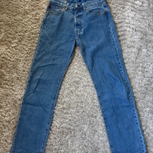 Levi's 501 blå jeans W31 L34 - Klassiska Levi's 501 jeans i ljusblå denim med raka ben.