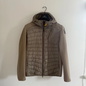 Parajumpers hybridjacka - Säljer nu min sparsamt använda Parajumpers hybridjacka då jag har vuxit ur den. Jackan passar perfekt nu till hösten som kommer. Kom gärna med prisförslag.