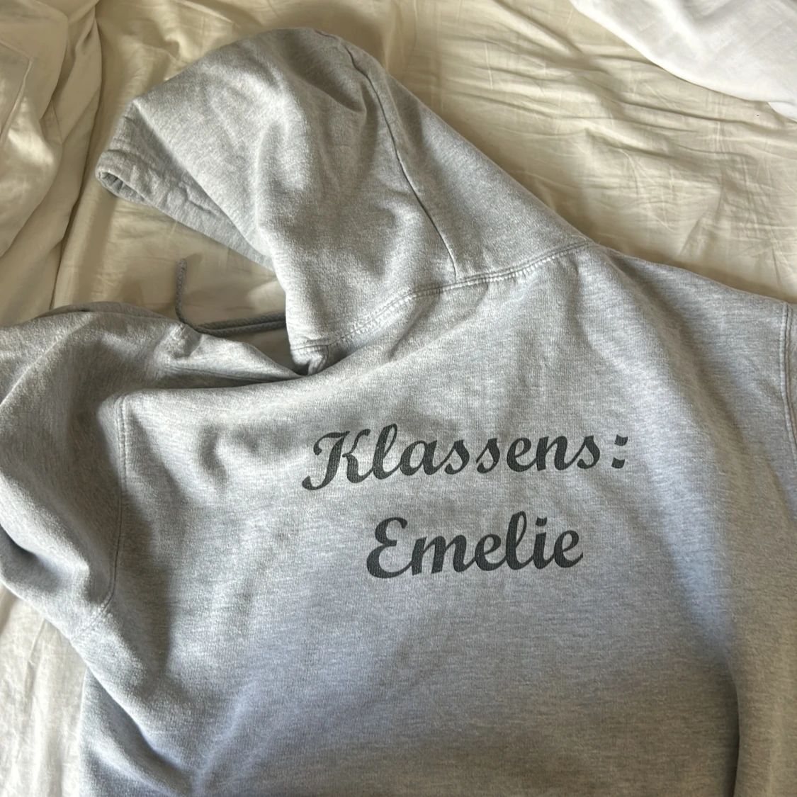 Grå hoodie med tryck och huva - 1