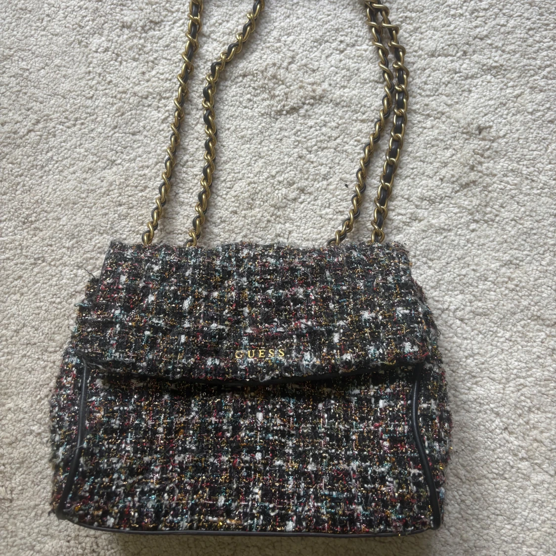 Rutig axelväska från Guess med kedja