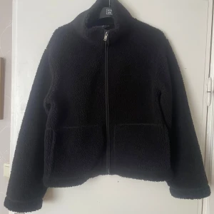 Svart teddyjacka  - Teddy jacka 