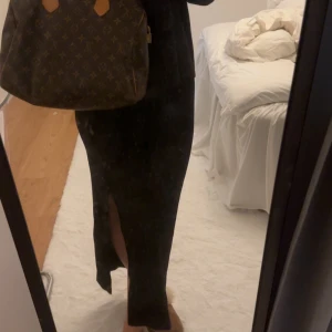 Gina tricot maxikjol - Svart ribbad långkjol / maxikjol med slits från Gina tricot!! Ett måste till hösten, perfekt basplagg. Lite nopprig 