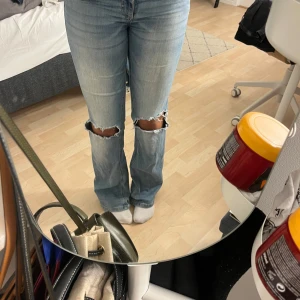Nelly jeans - Trendiga Nelly jeans i jätte bra skick som inte kommer till andvändning