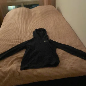 Mörkblå hoodie från Champion XL - Snygg mörkblå hoodie från Champion i storlek XL. Klassisk modell med huva och lång ärm, broderad Champion-logga på bröstet och ärmen. Perfekt för dig som gillar streetwear och sportig stil.