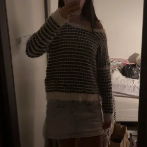 stickad tröja - Supermysig stickad tröja med svart och vit randigt mönster. Tröjan har offshoulder-passform och långa ärmar med fluffig känsla. stl s! 