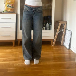 Subdued Blåa wide jeans med låg midja - Säljer ett par blåa jeans med låg midja och breda ben. Jeansen är oanvänd och är i storlek 36 vilket passar mig pch jag är 165cm lång.